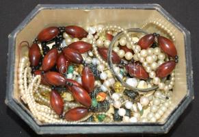 Kis bizsu tétel: 11db gyöngynyaklánc és egy karkötő festett dobozban