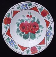 cca 1900 Kézzel festett mázas Hollóházi kerámia falitányér benyomott házas jelzéssel d: 24cm