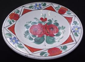 cca 1900 Kézzel festett mázas Hollóházi kerámia falitányér benyomott házas jelzéssel d: 24cm
