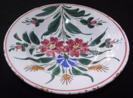 cca 1900 Kézzel festett mázas Hollóházi kerámia falitányér benyomott házas jelzéssel d: 23cm