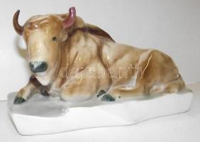 Kézzel festett sorszámozott jelzett Zsolnay porcelán bölény figura (az egyik szarva törött) / Handpainted numbered Zsolnay chinaware buffalo figure (small fault) 12x21cm