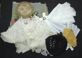 Vegyes népművészeti textil tétel: bőr mellény, ingek, gallérok, csipketerítők, dolmány, stb.