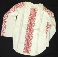 Vegyes népművészeti textil tétel: bőr mellény, ingek, gallérok, csipketerítők, dolmány, stb