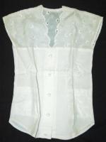 Vegyes népművészeti textil tétel: bőr mellény, ingek, gallérok, csipketerítők, dolmány, stb