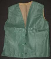 Vegyes népművészeti textil tétel: bőr mellény, ingek, gallérok, csipketerítők, dolmány, stb