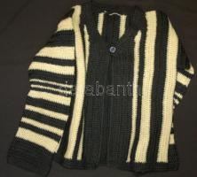 Vegyes népművészeti textil tétel: bőr mellény, ingek, gallérok, csipketerítők, dolmány, stb