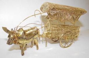 Szépen megmunkált aranyozott fém dísztárgy zárható dobozban üveg búrával 18x10x7cm