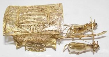 Szépen megmunkált aranyozott fém dísztárgy zárható dobozban üveg búrával 18x10x7cm