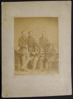 ~1890 Magyar írókat ábrázoló nagyméretű keményhátú tablófotó 24x33cm