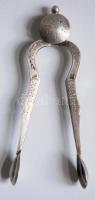 ~1900. Dekoratív ezüst cukor fogó csipesz díszes kézi megmunkálással, nemesfém és ötvös jelzéssel, szép állapotban (Br.: 33.4g)