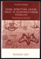 Recska Endre: Kések, borotvák, ollók, vágó- és szúrófegyverek védjegyei (1876-1945). Új állapotban. Bp., Szerzői kiadás 800 jellel és képekkel. 270p.