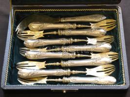 Nagyon szép növényi ornamentika vésettel ellátott ezüst(Ag) villa készlet(8db) és 1db hozzátartozó kés díszdobozban, összesen 426g / Very nice set of plant ornament engraved silver(Ag) forks (8pcs) and one knife, total weight 426g