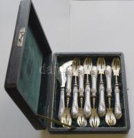 Nagyon szép növényi ornamentika vésettel ellátott ezüst(Ag) villa készlet(8db) és 1db hozzátartozó k...