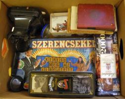 Nagy vegyes bolha tétel: fém reklámdobozok, könyvek, ébresztőórák, régi telefon, pénztárcák, stb