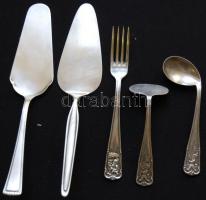 Kis ezüstözött tétel: 2db tortalapát (az egyiken WMF jelzés), 6 darabos Berndorf kávéskanál készlet ...