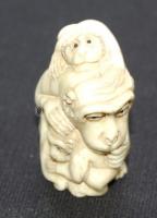 netsuke : majmokat ábrázoló japán faragott elefántcsont figura 5x3 cm / netsuke made of ivory made in Japan