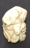 netsuke : majmokat ábrázoló japán faragott elefántcsont figura 5x3 cm / netsuke made of ivory made i...