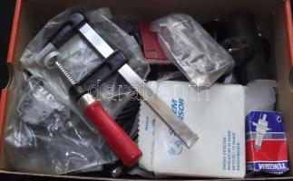 főképp elektronikai barkácskészlet: kábelek, gyertya, elosztó, kapcsolók, csavarok