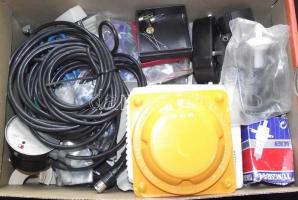 főképp elektronikai barkácskészlet: kábelek, gyertya, elosztó, kapcsolók, csavarok