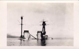 Német hadihajó süllyedés közben, amerikai fotólap T2