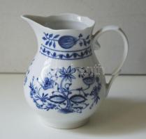 Hagyma-mintás NDK-s hiányos porcelán teás készlet: kancsó, cukortartó, tejkiöntő, 1db csésze, 4db ki...