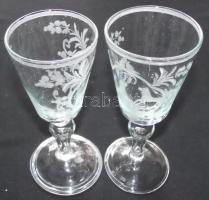 19 századi 2db kézzel vésett állatmotívummal és  monogrammal ellátott talpas üvegpohár /  2 pc glasses 17x8 cm