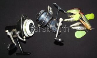 Horgász tétel 1950-es évekből : 2db horgászorsó műanyag csalik, hármas horog, kapásjelzők