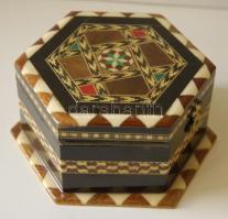 Lakkozott, színes geometriai mintával díszített intarziás hatszögletű fa ékszeres doboz /  jewelry box 17x4cm