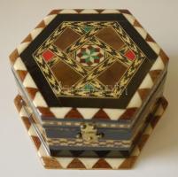 Lakkozott, színes geometriai mintával díszített intarziás hatszögletű fa ékszeres doboz / 
jewelry b...