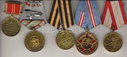 1945-78. 4db klf. szovjet + 1db bulgár, főleg katonai aranyozott kitüntetés T:2 oxid.