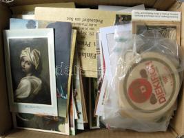 Néhány régi és 500-600 modern üdvözlőlap, üdvözlőkártya, látványos és érdekes vegyes anyag karton do...