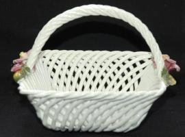Kézzel festett fonott porcelán kosárka kis lepattogzásokkal jelzés nélkül /
Handpainted wicker china...