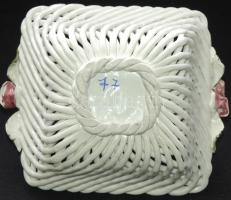Kézzel festett fonott porcelán kosárka kis lepattogzásokkal jelzés nélkül /
Handpainted wicker china...