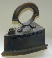 Régi szenes vasaló oroszlánfejes nyitógombbal / Vintage iron with lion-head button 20x26 cm