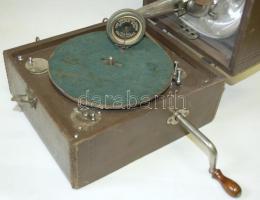 CCa 1920 Decca hordozható gramofon. Kiválóan működik Rózsavölgyi címkéjével. /
Vintage Gramophone. W...