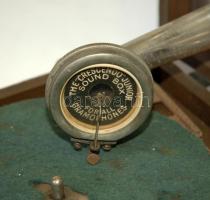 CCa 1920 Decca hordozható gramofon. Kiválóan működik Rózsavölgyi címkéjével. /
Vintage Gramophone. W...