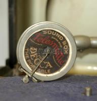 CCa 1920 Decca hordozható gramofon. Kiválóan működik Rózsavölgyi címkéjével. /
Vintage Gramophone. W...