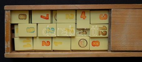 XX. század eleje. Komplett táblarömi. Fekete-fehér bakelit bábukkal és elefántcsont dobókockával. Ko...