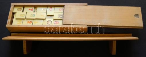 XX. század eleje. Komplett táblarömi. Fekete-fehér bakelit bábukkal és elefántcsont dobókockával. Ko...