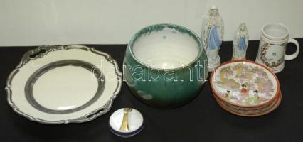 Óriási vegyes bolhapiac tétel sok érdekességgel, porcelánokkal üvegekkel, mindenféle érdekességgel. ...