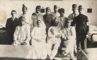 Military WWI hospital, Red Cross nurses and soldiers, group photo (EK)