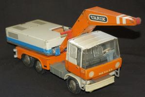 Kis lemezjáték darus autó, mozgatható részekkel