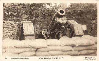 King George in a gun pit, military WWI