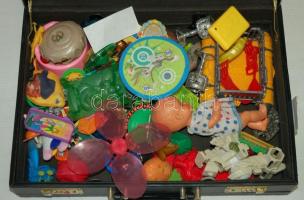 Egy aktatáska különböző játékokkal