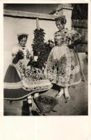 Folklore, Kalocsa, hungarian national costume, drying-ground of Paprika (EK)