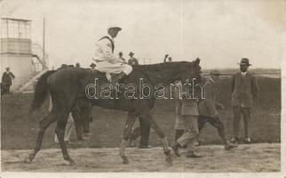 Budapest X. Galopp pálya, zsoké és lova