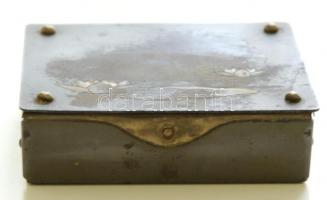 Szolid mintával díszített kis réz gyógyszeres doboz 8,5x6,5x2,5cm