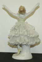 Kézzel festett sorszámozott áttört ruhás német porcelán balerina figura szokásos hibákkal /
Handpain...