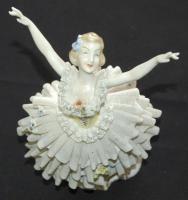 Kézzel festett sorszámozott áttört ruhás német porcelán balerina figura szokásos hibákkal /
Handpain...