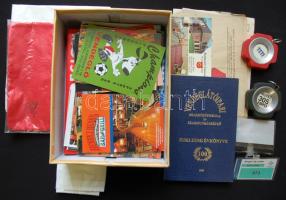 Nagy vegyes szállodai nyomtatványtétel: vendéglátóipari jubileumi évkönyv , éttermi képeslapok, receptek, Meinl GYula R.T  fejléccel, szállodai katalógus, szállodai kulcscsomók